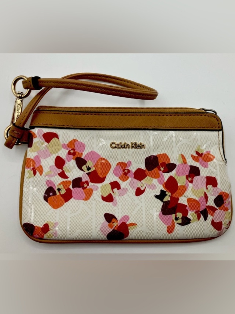 💜CK White and Tan Heart Pattern Wristlet floral and monogram